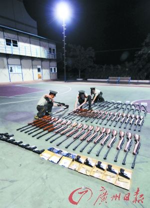 澳门49图库和旧玩具枪射出真子弹与